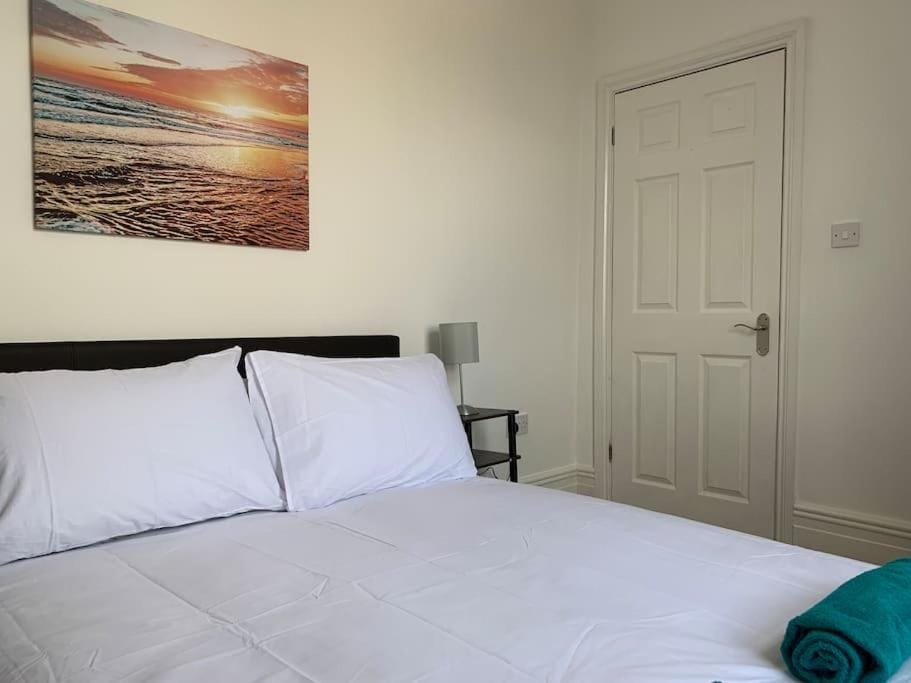 2 double bedroom flat, central location Apartment in Bristol