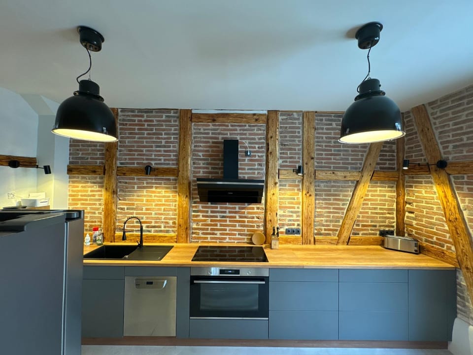 Kitchen or kitchenette, dishwasher, stove