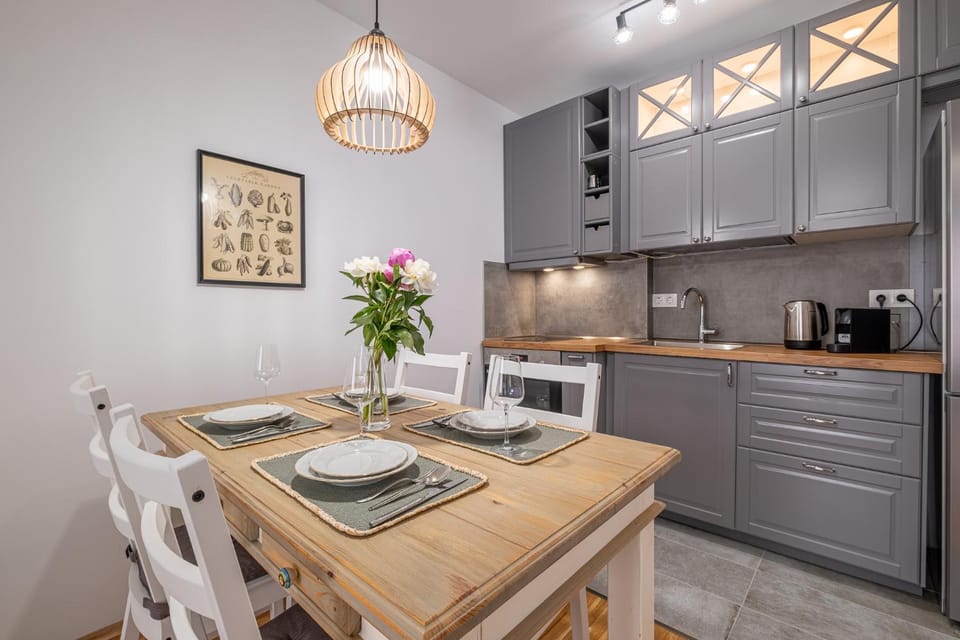 Kitchen or kitchenette, Dining area, stove