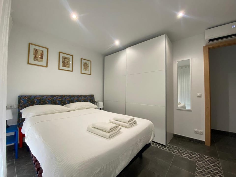 Bedroom, wardrobe, air conditioner