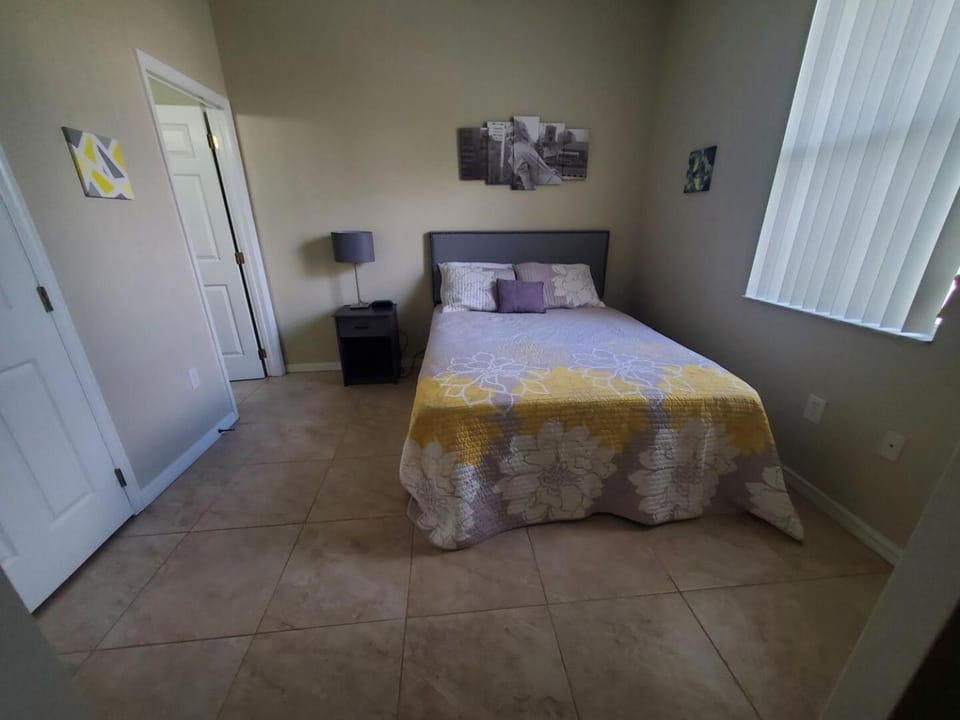 8 miles to Disney, 20 miles Universal, private pool, pool table, washer, dryer, cable, wifi, roku House in Four Corners
