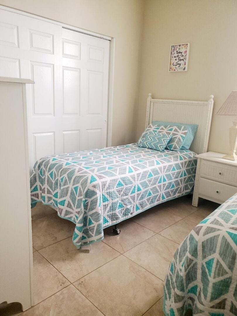 8 miles to Disney, 20 miles Universal, private pool, pool table, washer, dryer, cable, wifi, roku House in Four Corners