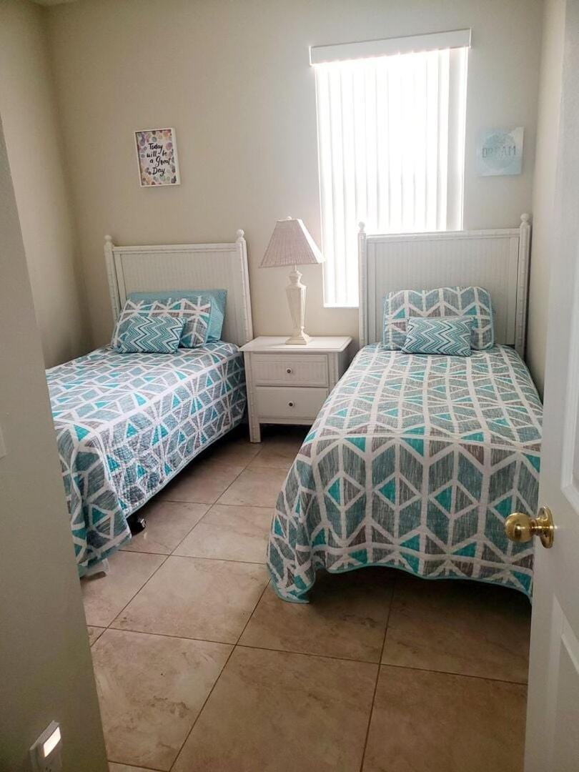 8 miles to Disney, 20 miles Universal, private pool, pool table, washer, dryer, cable, wifi, roku House in Four Corners
