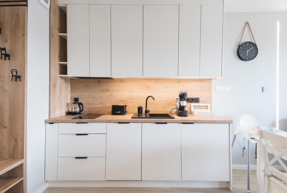 Coffee/tea facilities, Kitchen or kitchenette, dishwasher, microwave, stove, toaster