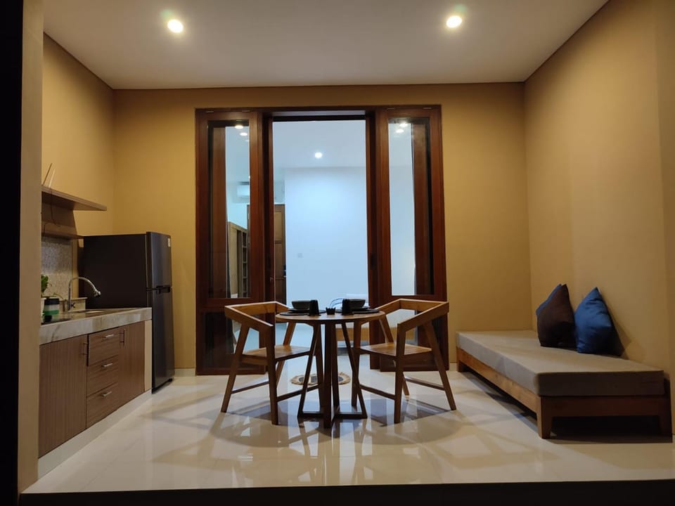 Kitchen or kitchenette, Seating area, Dining area