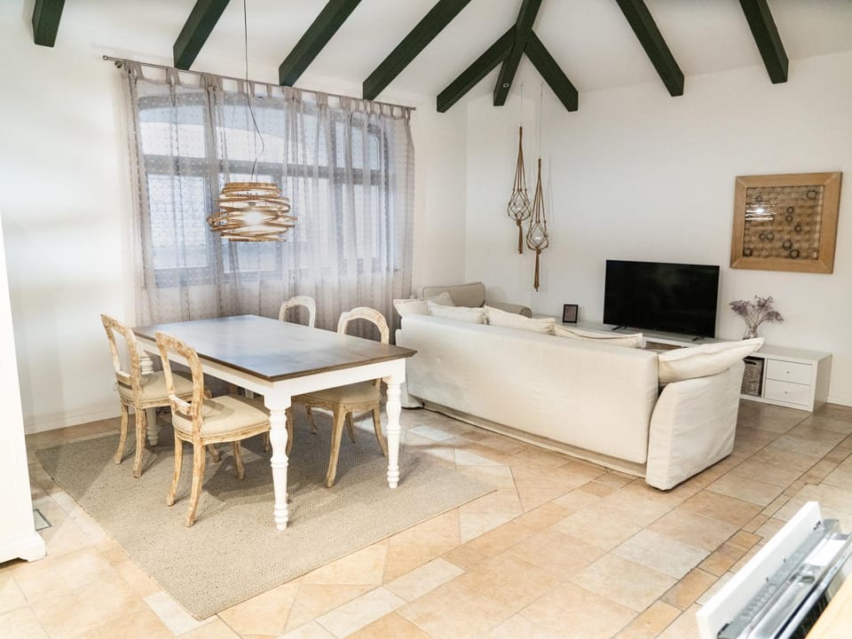 TV and multimedia, Living room, Seating area, Dining area