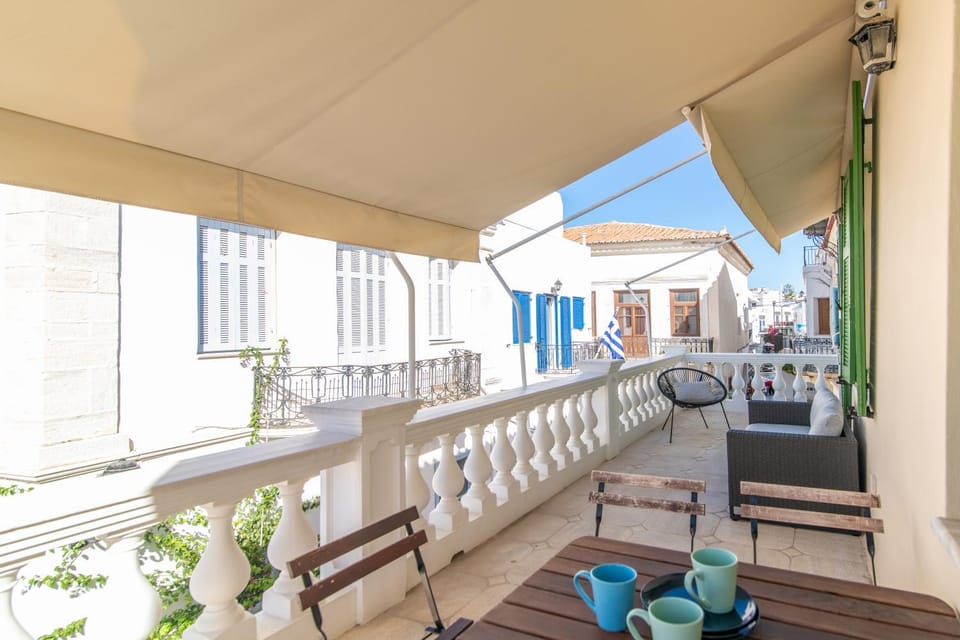 Patio, Day, Balcony/Terrace, Seating area