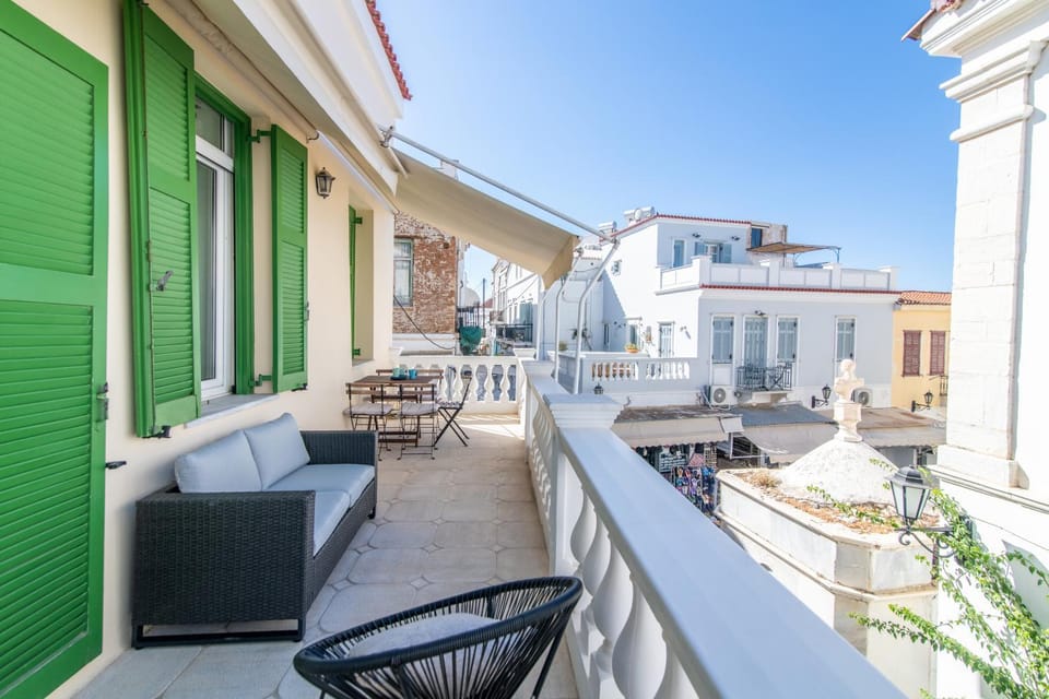 Property building, Patio, Day, Balcony/Terrace, Seating area