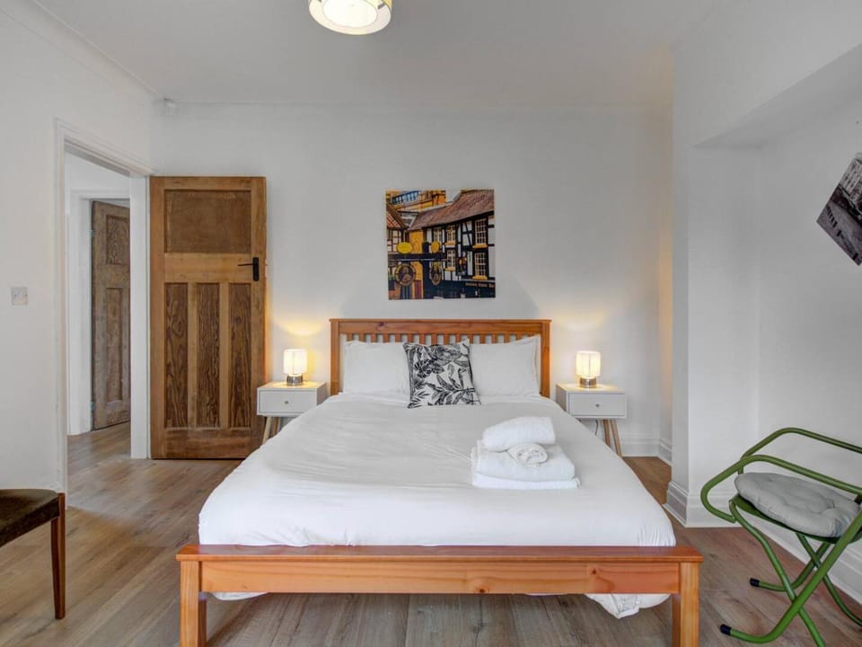 Bed, Other, Photo of the whole room, Bedroom, towels