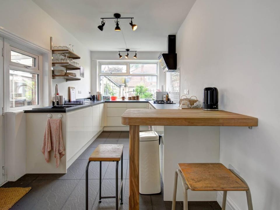 Coffee/tea facilities, Kitchen or kitchenette, Other, Dining area, stove, toaster