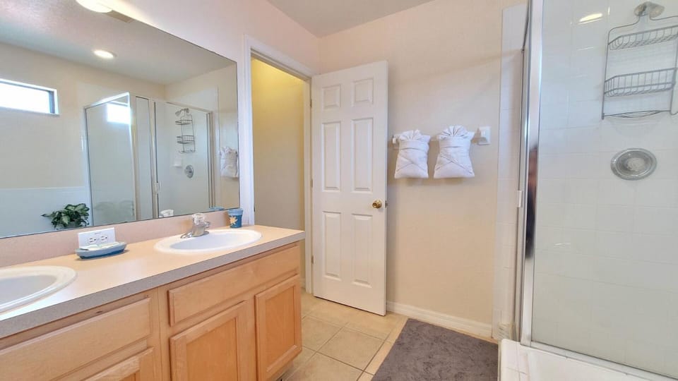 8 miles to Disney, 20 miles to Universal, private pool, spa, washer, dryer, games room, gated House in Four Corners