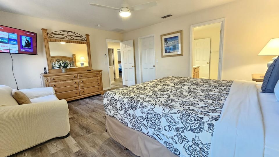 8 miles to Disney, 20 miles to Universal, private pool, spa, washer, dryer, games room, gated House in Four Corners