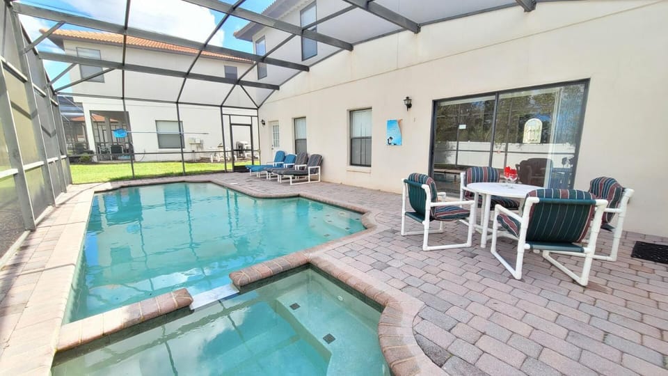 8 miles to Disney, 20 miles to Universal, private pool, spa, washer, dryer, games room, gated House in Four Corners