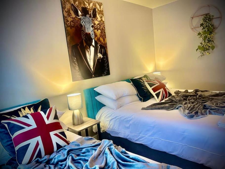 1 Bedroom City Walls Apartment - DISC0UNTS - Parking, Contractors, Family Apartment in Canterbury
