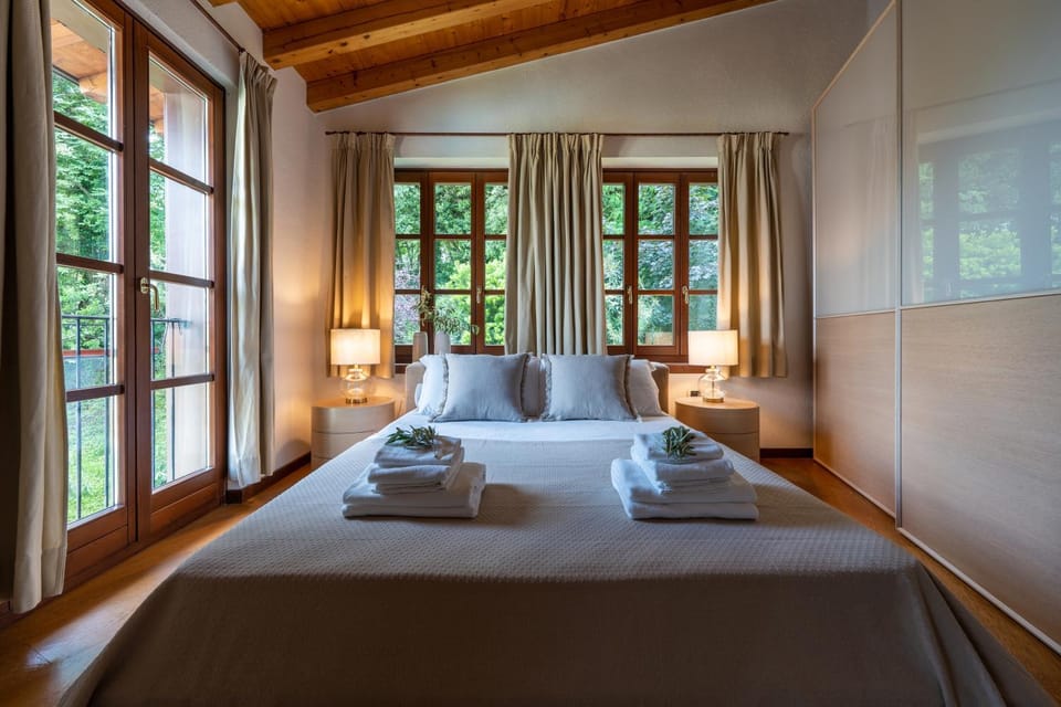 Bed, Photo of the whole room, Bedroom, Garden view, Pool view, towels