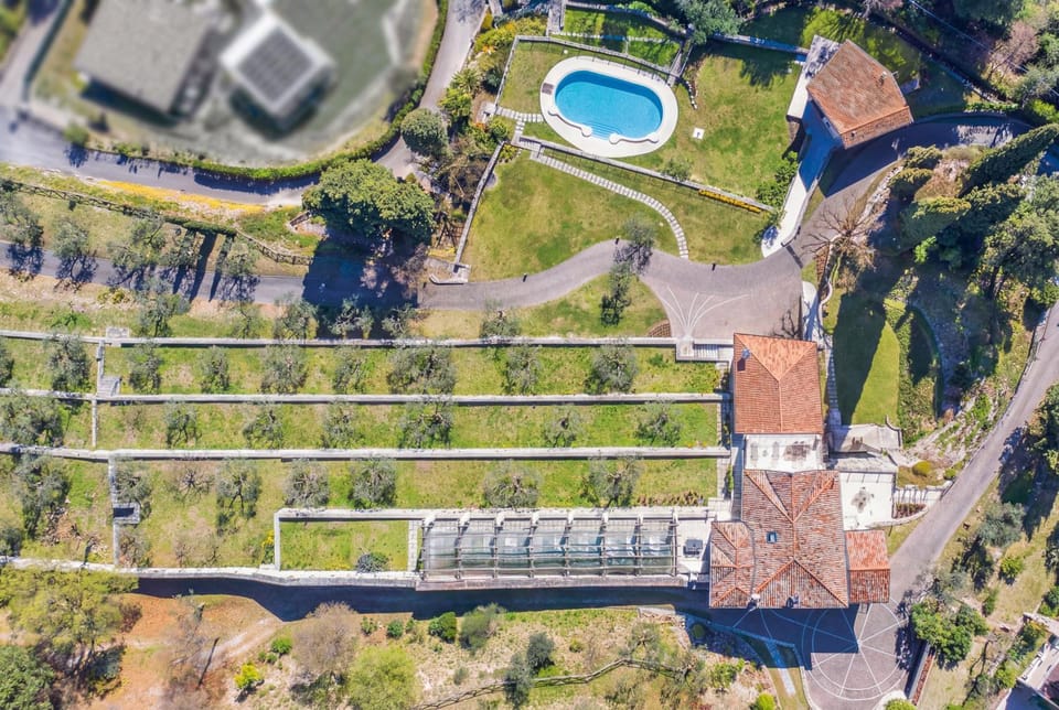 Property building, Neighbourhood, Natural landscape, Bird's eye view, Garden, Pool view, Street view, Swimming pool