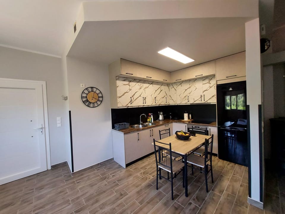 Kitchen or kitchenette, Dining area, stove