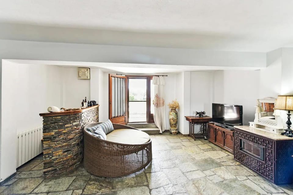 TV and multimedia, Living room, Photo of the whole room, Seating area