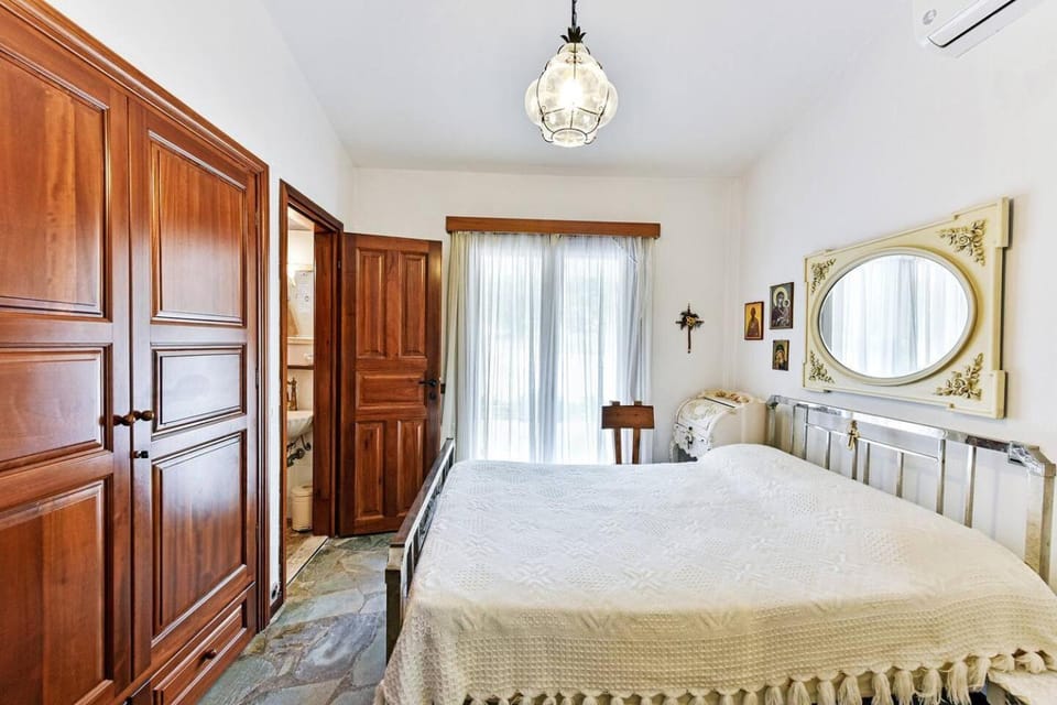 Bed, Photo of the whole room, Bedroom, wardrobe, air conditioner