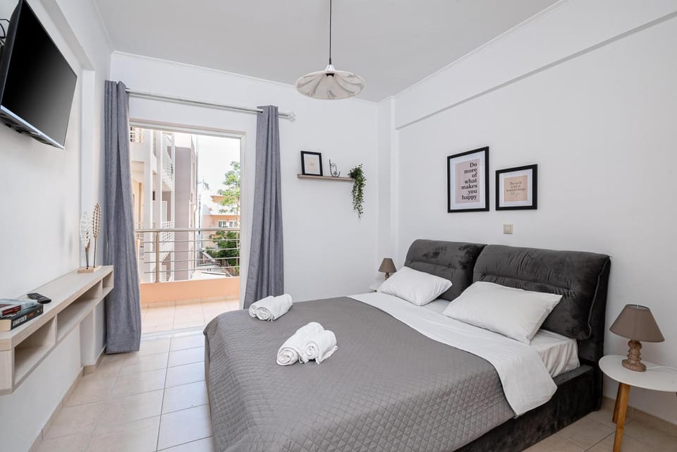 Bed, TV and multimedia, Photo of the whole room, Bedroom, towels