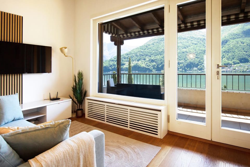 View (from property/room), Balcony/Terrace, Living room, internet