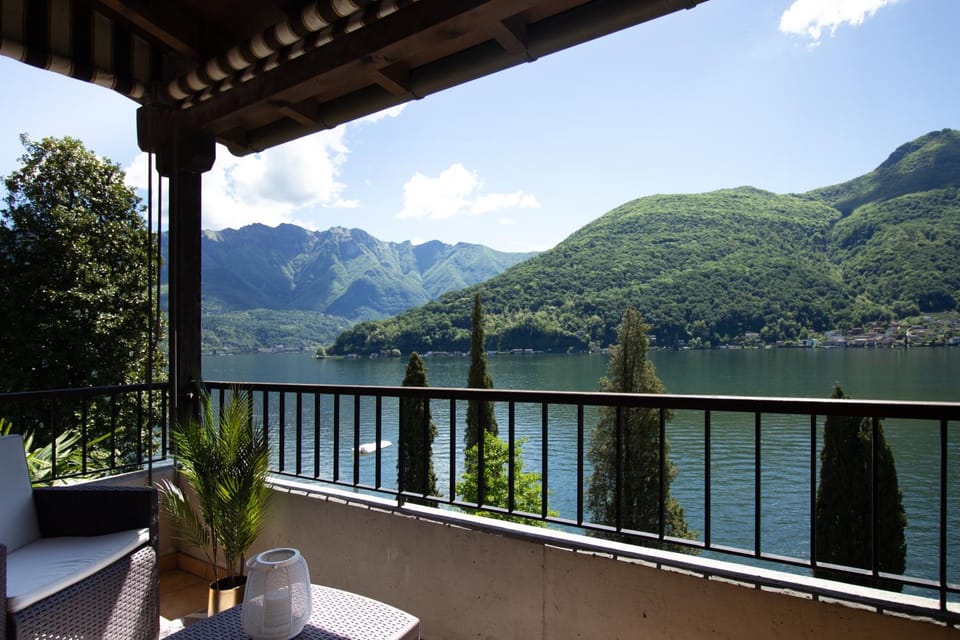 View (from property/room), Balcony/Terrace, Lake view, Mountain view