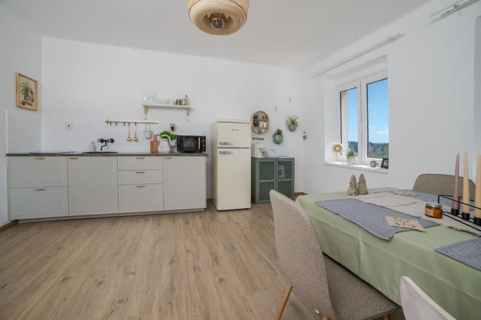Coffee/tea facilities, Kitchen or kitchenette, Dining area, Food, stove