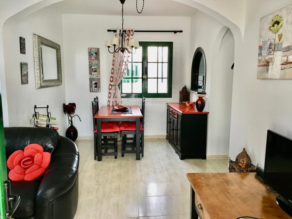 Casa KazBar, lovely 1 bed villa & communal pool Villa in Playa Blanca
