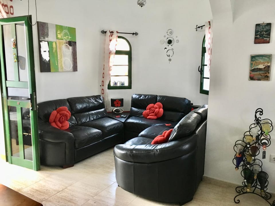 Casa KazBar, lovely 1 bed villa & communal pool Villa in Playa Blanca