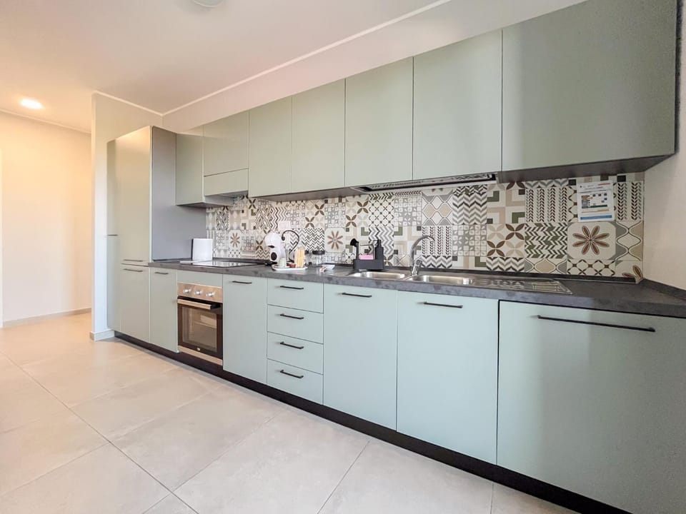 Kitchen or kitchenette, dishwasher, stove