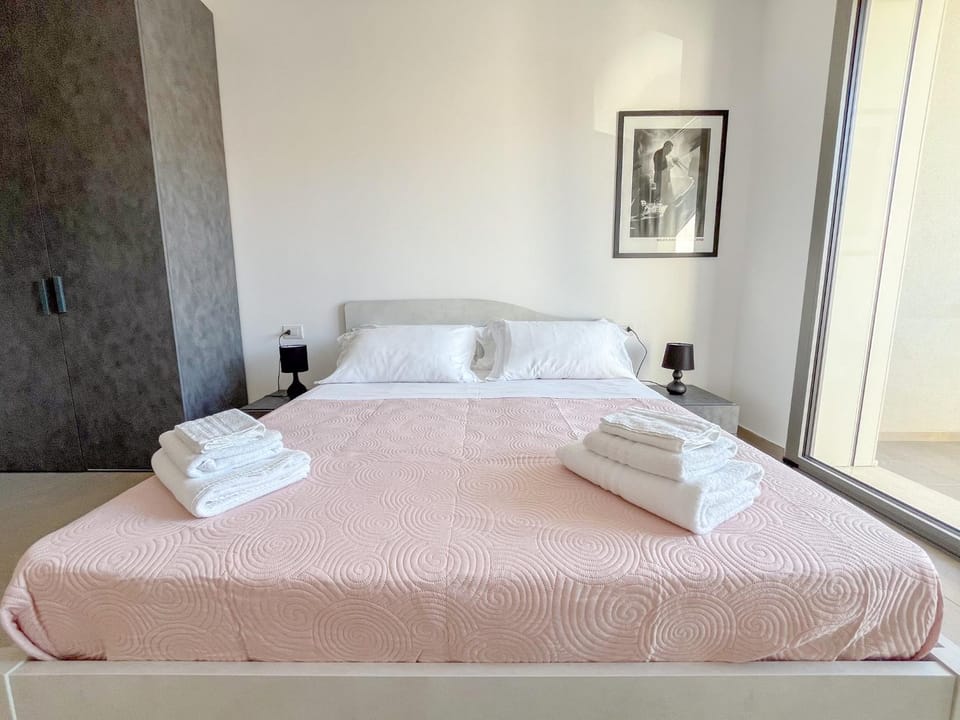 Bed, Photo of the whole room, Bedroom, towels