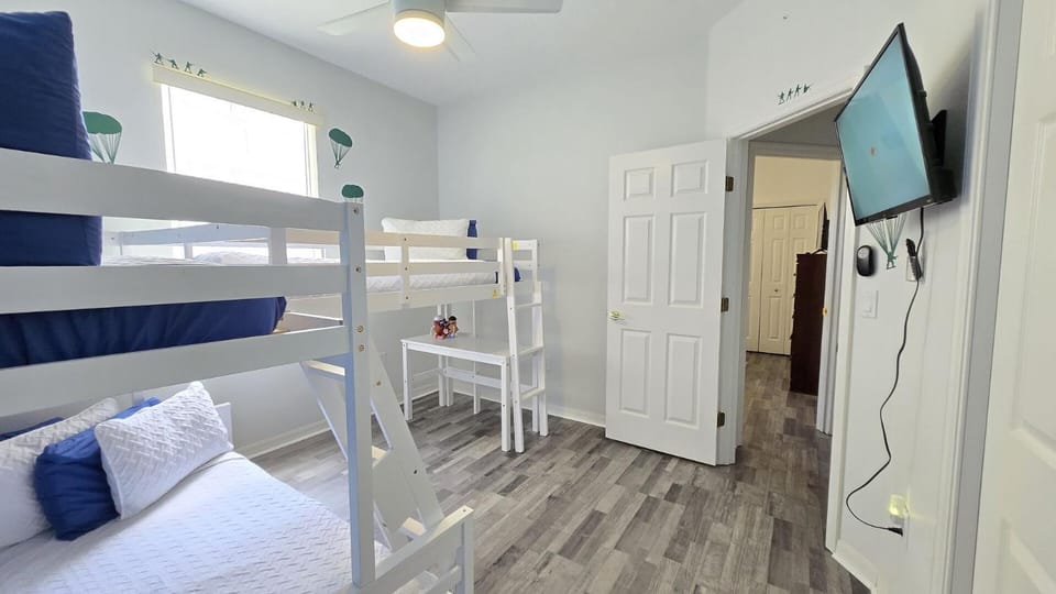 Themed kid bedrooms, 17 miles to Disney and Legoland, private pool, kitchen, wifi, washer, dryer House in Haines City