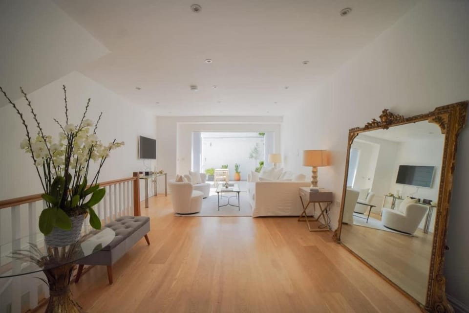 The Prestigious Residence with Modern Elegance House in City of Westminster