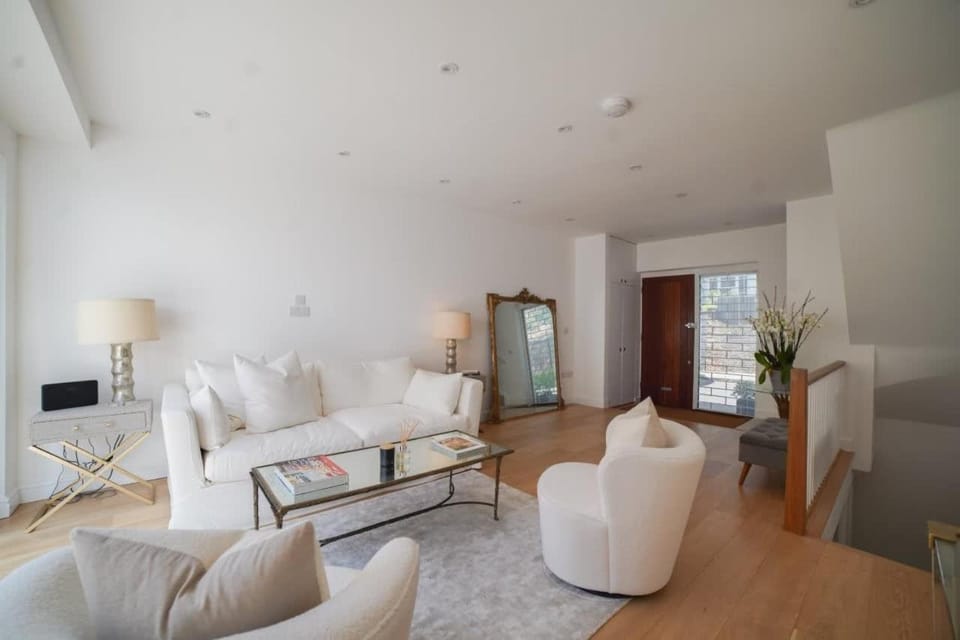 The Prestigious Residence with Modern Elegance House in City of Westminster