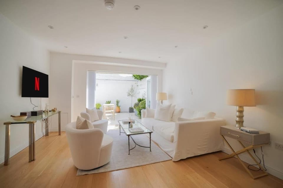 The Prestigious Residence with Modern Elegance House in City of Westminster