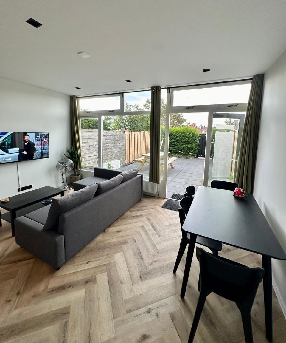 Patio, TV and multimedia, View (from property/room), Living room, Seating area, Dining area