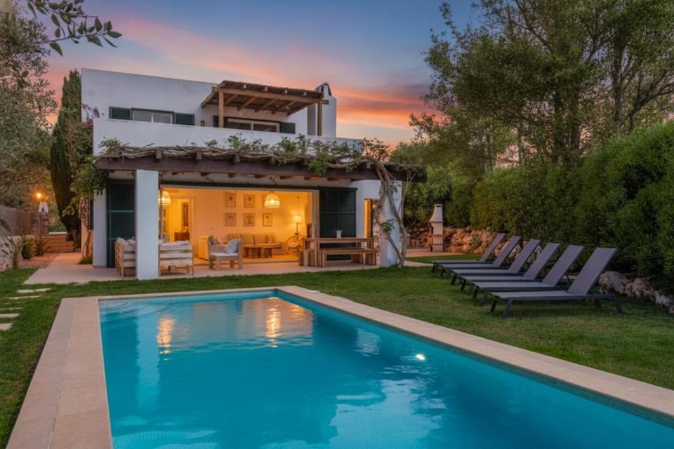 Property building, Garden, Pool view, sunbed