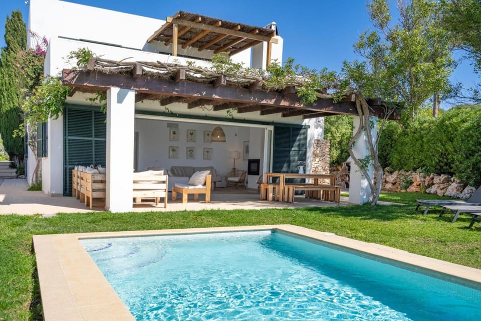 Property building, Garden, Dining area, Pool view