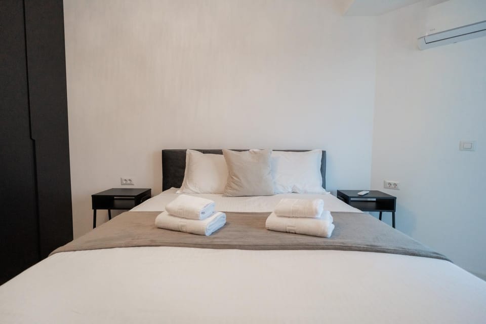 Bed, Photo of the whole room, Bedroom, towels, air conditioner
