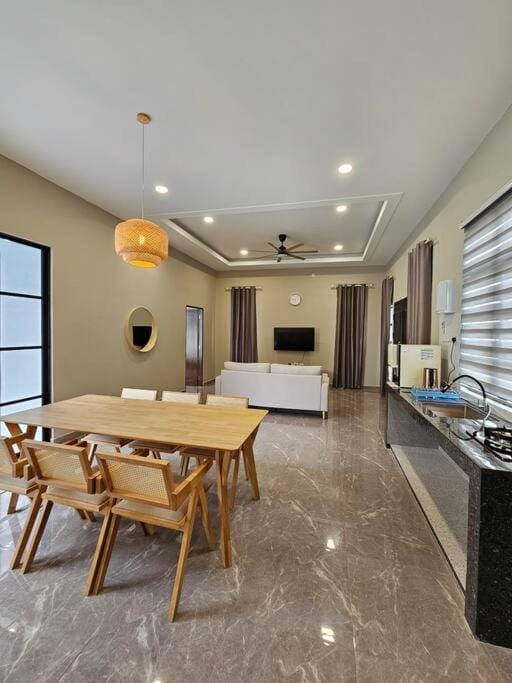 TV and multimedia, Kitchen or kitchenette, Living room, Dining area, stove