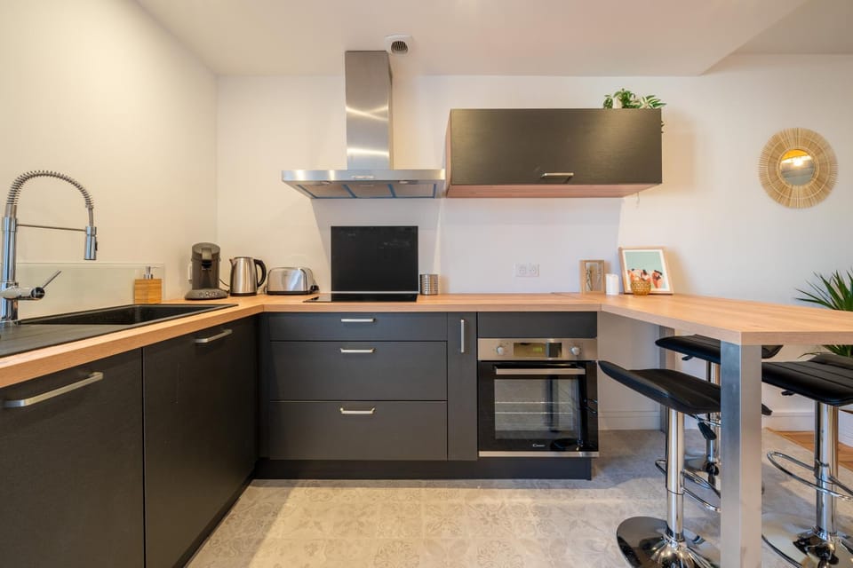 Coffee/tea facilities, Kitchen or kitchenette, oven, stove, toaster