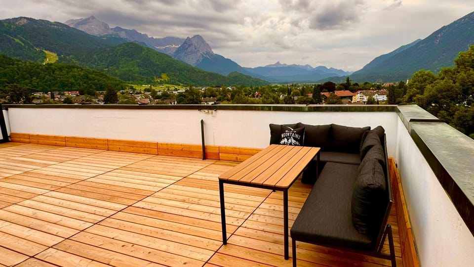 Balcony/Terrace, Balcony/Terrace, Seating area, Landmark view, Mountain view, Mountain view