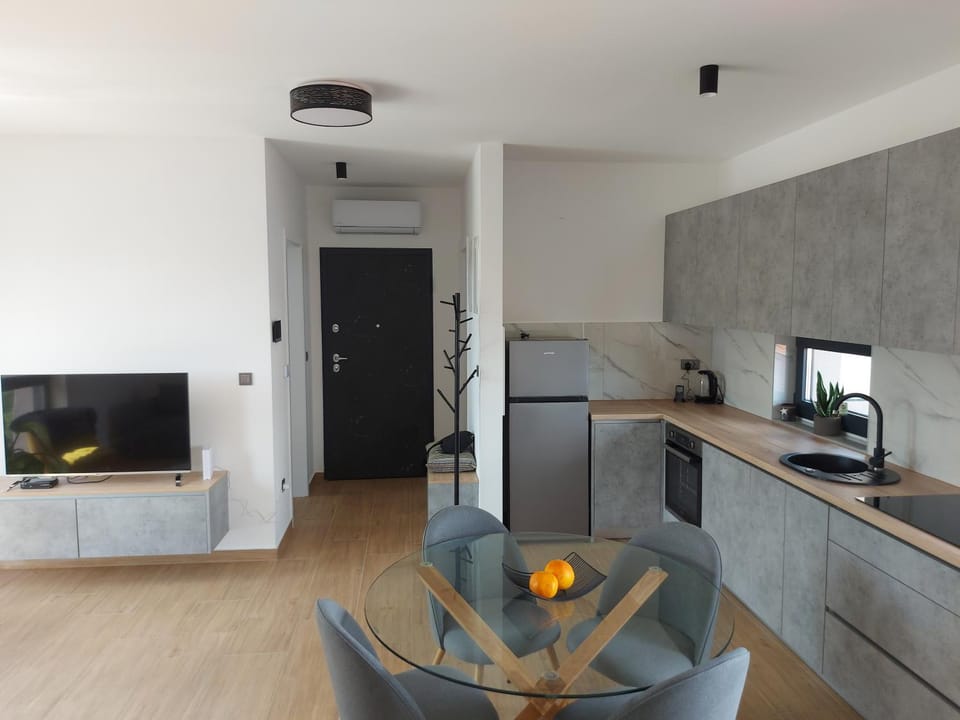 TV and multimedia, Kitchen or kitchenette, Dining area, oven, stove