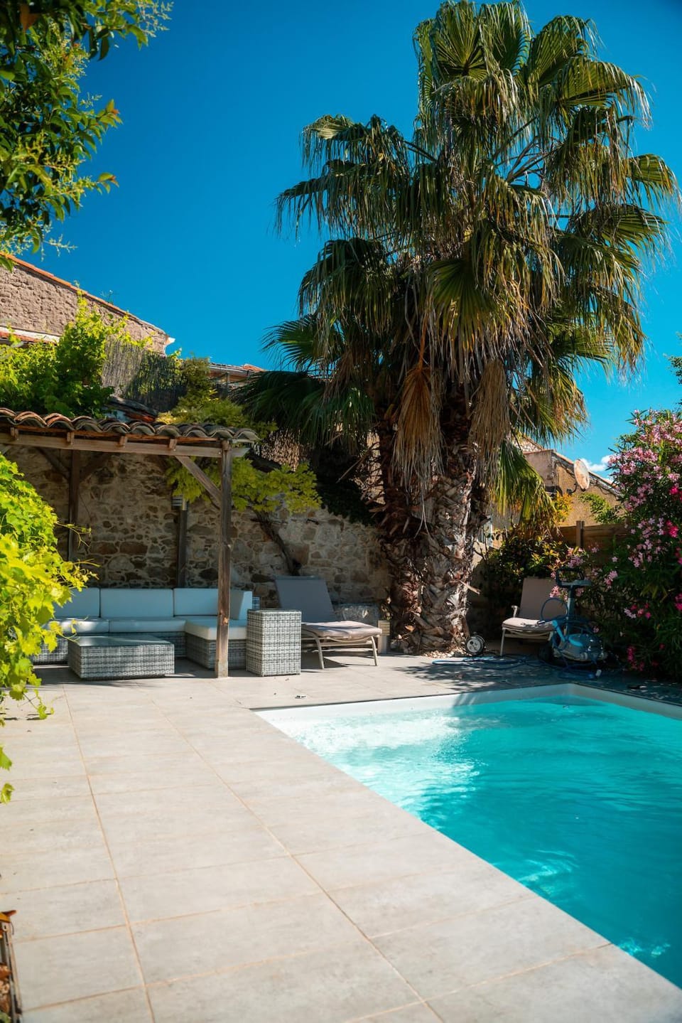 Day, Swimming pool, sunbed