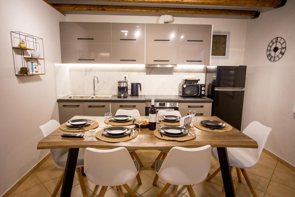 Coffee/tea facilities, Kitchen or kitchenette, Dining area, Food, oven, pet friendly, stove