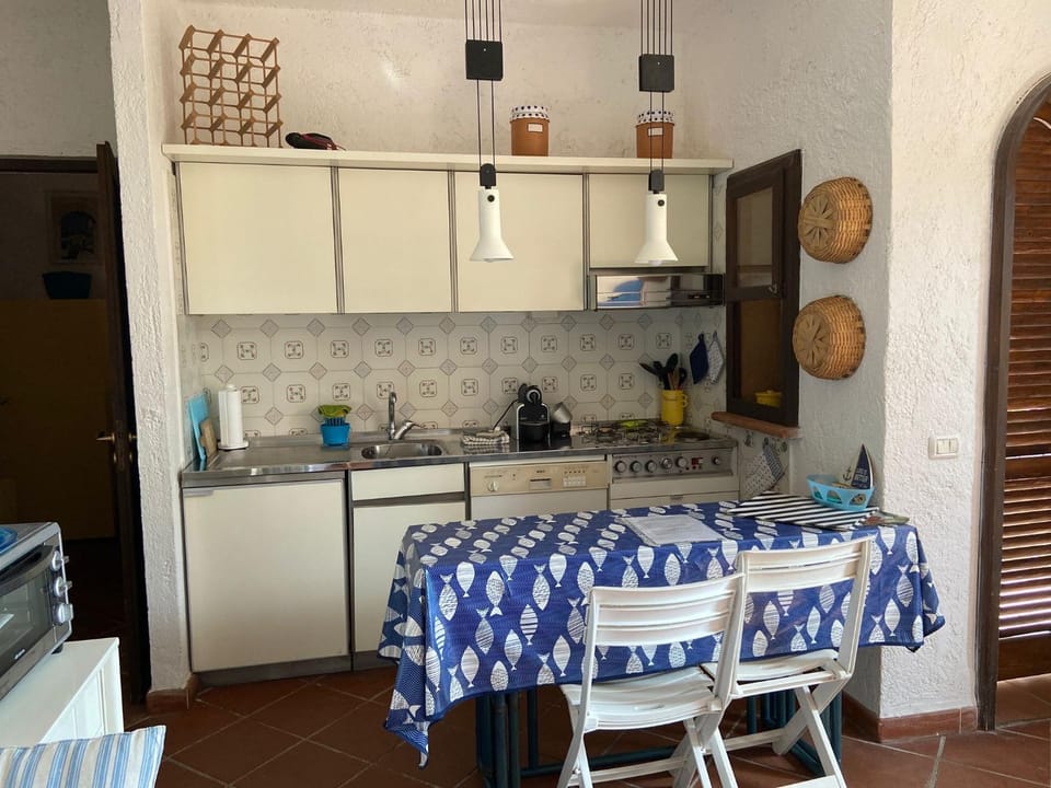 Kitchen or kitchenette, Dining area, stove