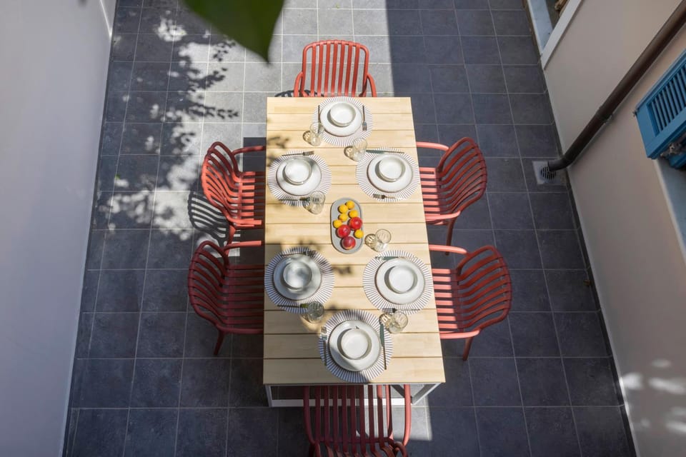 Patio, Day, Dining area