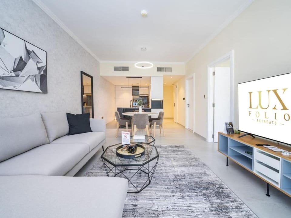 TV and multimedia, Kitchen or kitchenette, Living room, Seating area, Dining area
