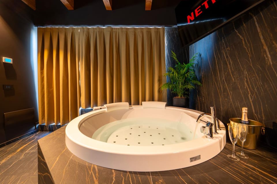 Hot Tub, Hot Tub, Bathroom, Swimming pool, Bath