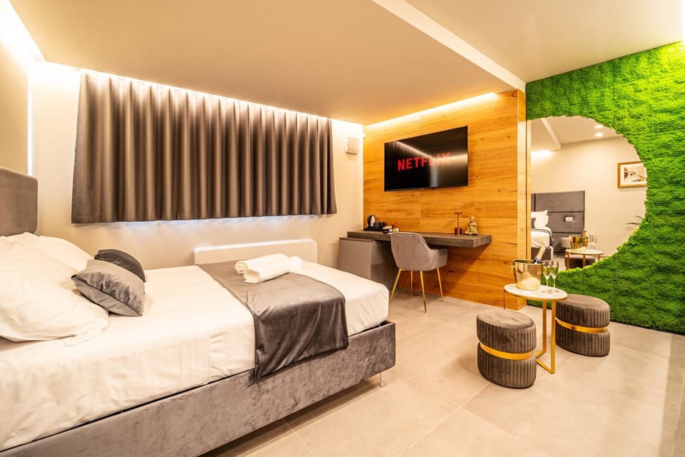 Bed, TV and multimedia, Living room, Photo of the whole room, Seating area, Bedroom